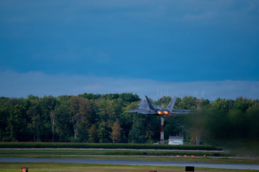 F-22 Raptor Aerial Demonstration Team performs at Air Show London Skydrive 2025