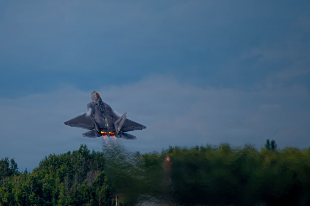 F-22 Raptor Aerial Demonstration Team performs at Air Show London Skydrive 2025