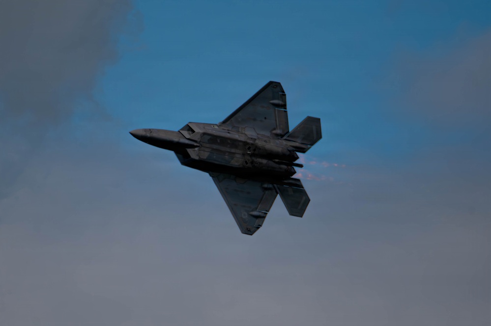 F-22 Raptor Aerial Demonstration Team performs at Air Show London Skydrive 2025