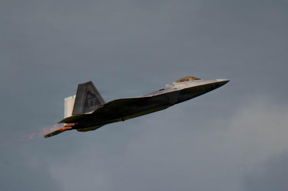 F-22 Raptor Aerial Demonstration Team performs at Air Show London Skydrive 2025
