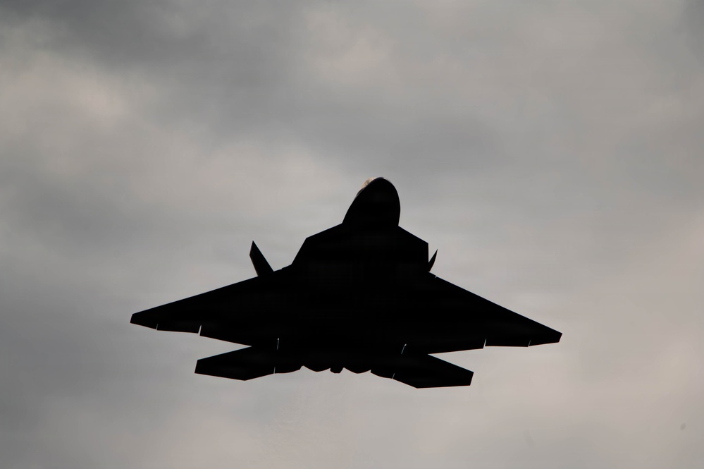 F-22 Raptor Aerial Demonstration Team performs at Air Show London Skydrive 2025