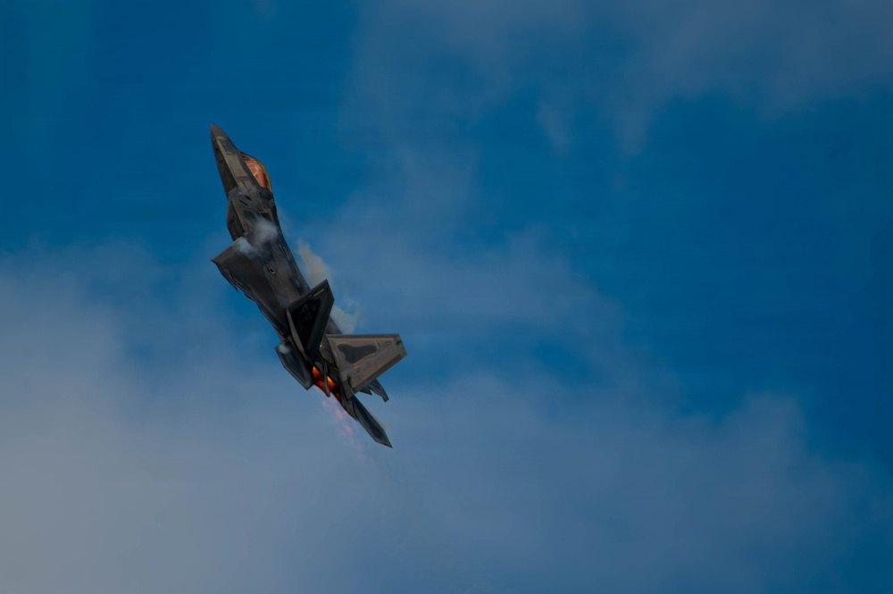 F-22 Raptor Aerial Demonstration Team performs at Air Show London Skydrive 2025
