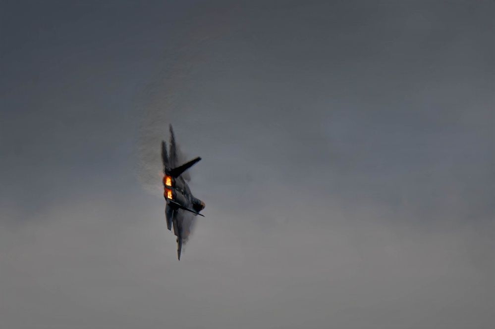 F-22 Raptor Aerial Demonstration Team performs at Air Show London Skydrive 2025