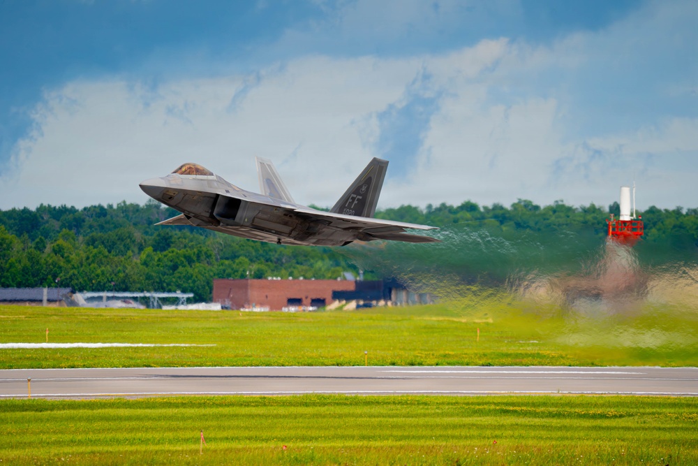 F-22 Raptor Aerial Demonstration Team performs at Duluth Airshow and Expo 2025