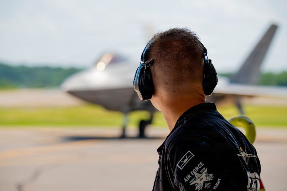 F-22 Raptor Aerial Demonstration Team performs at Duluth Airshow and Expo 2025