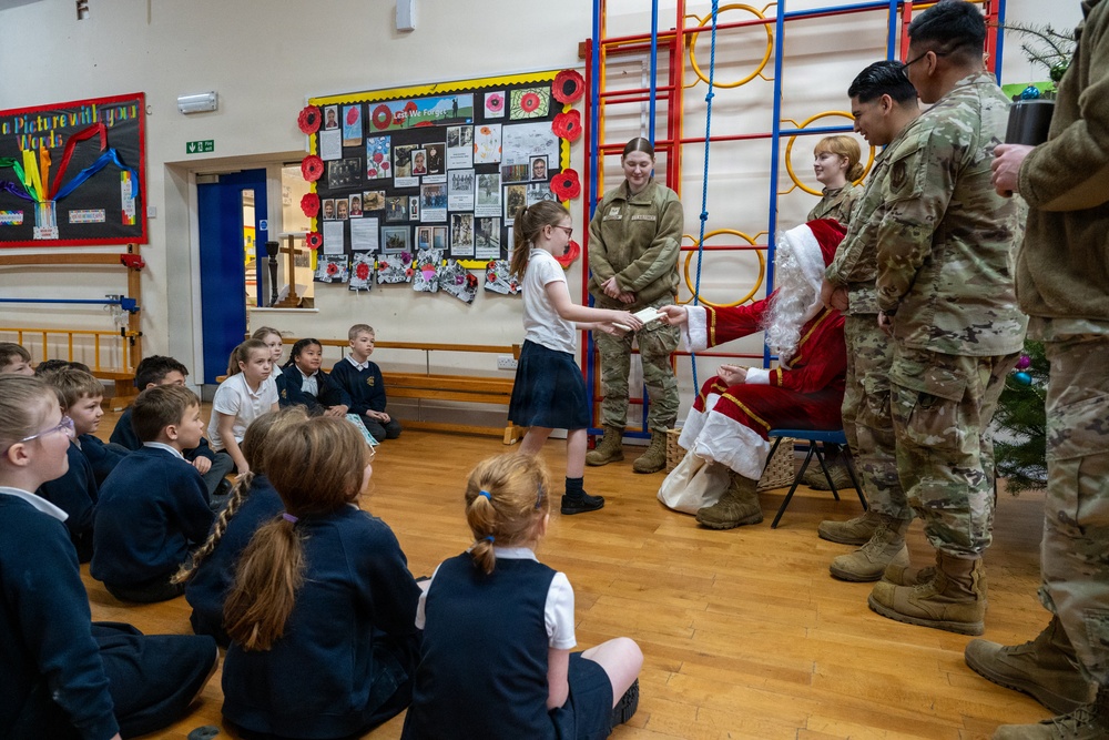 Pathfinders Celebrate the Season with Local Students