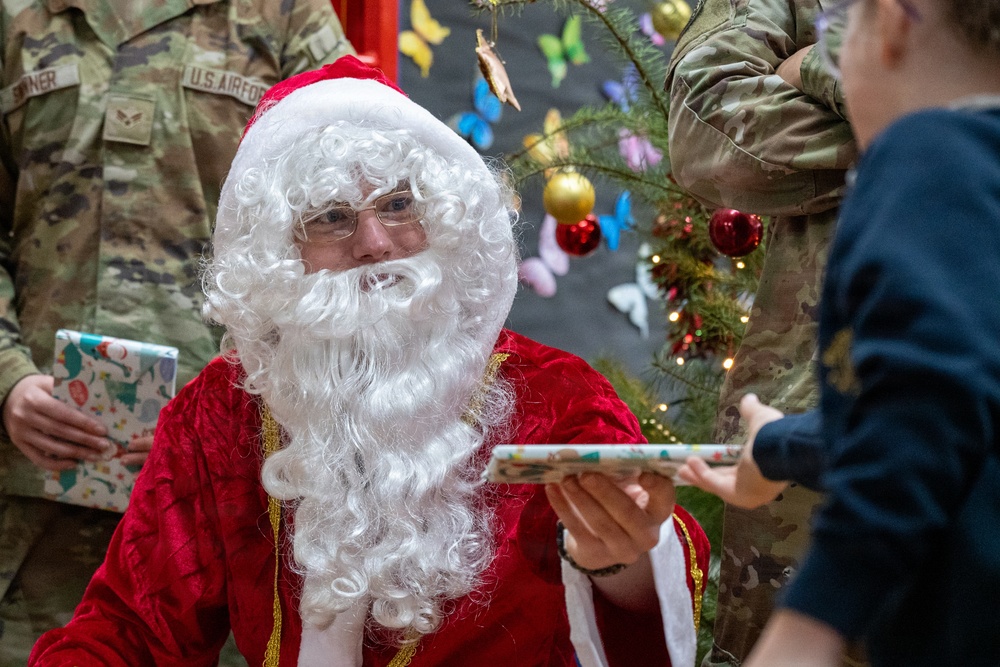 Pathfinders Celebrate the Season with Local Students