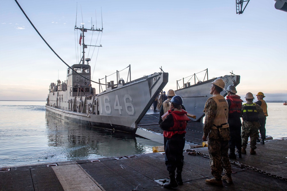 Makin Island Conducts Stern Gate Marriage