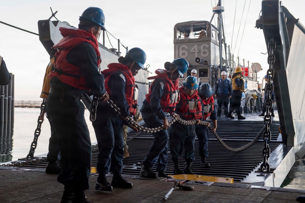 Makin Island Conducts Stern Gate Marriage