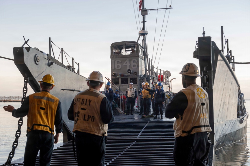Makin Island Conducts Stern Gate Marriage