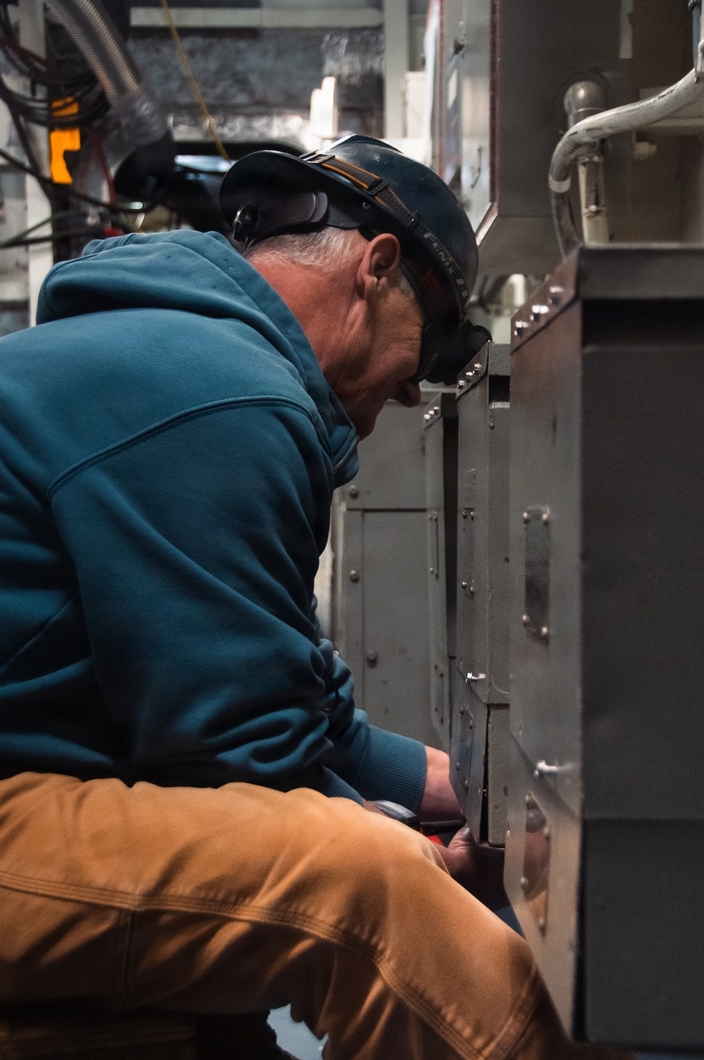 Ronald Reagan Sailors and PSNS Contractors Conduct Maintenance