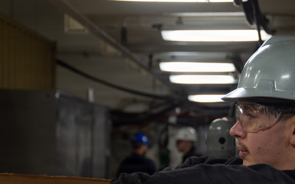 Ronald Reagan Sailors and PSNS Contractors Conduct Maintenance
