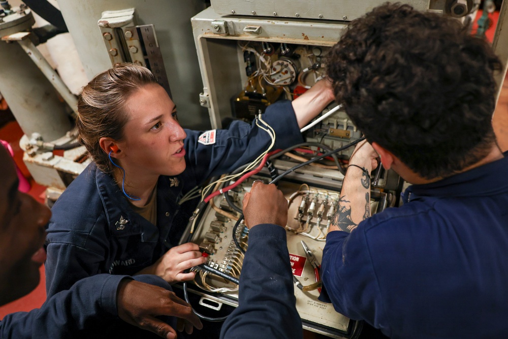 USS Mahan (DDG 72) Routine Maintenance