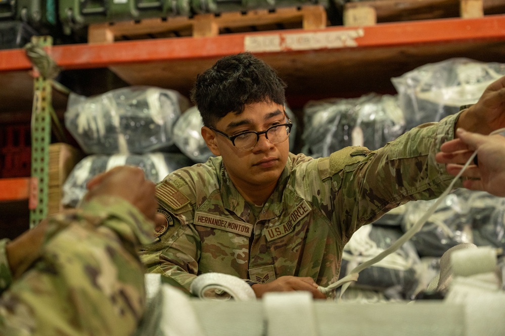 AFCENT Airmen attend Army Rigger training