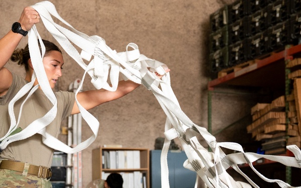 AFCENT Airmen attend Army Rigger training