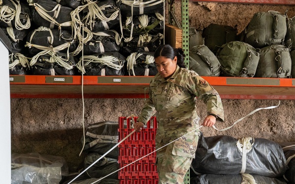 AFCENT Airmen attend Army Rigger training