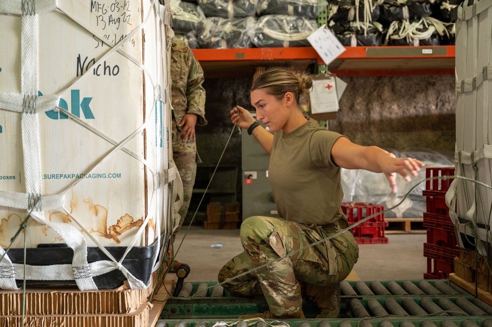 AFCENT Airmen attend Army Rigger training