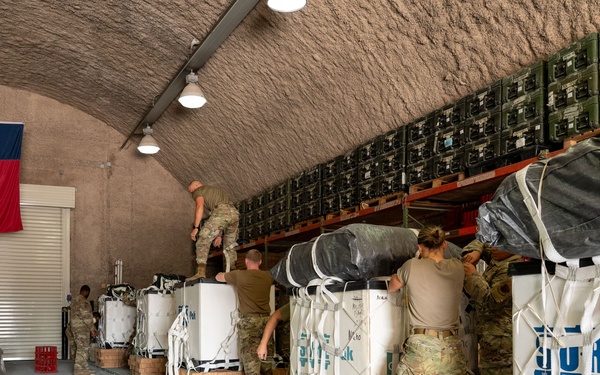 AFCENT Airmen attend Army Rigger training