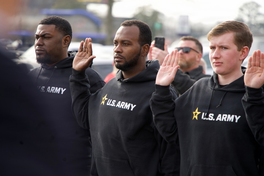 U.S. Army Recruits Take Oath in Public Ceremony