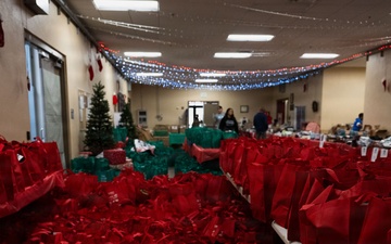 Blue Star Families spreads holiday cheer amongst MacDill