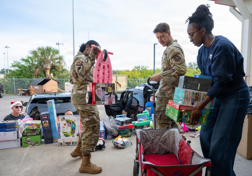 Blue Star Families spreads holiday cheer amongst MacDill &amp;#xA;