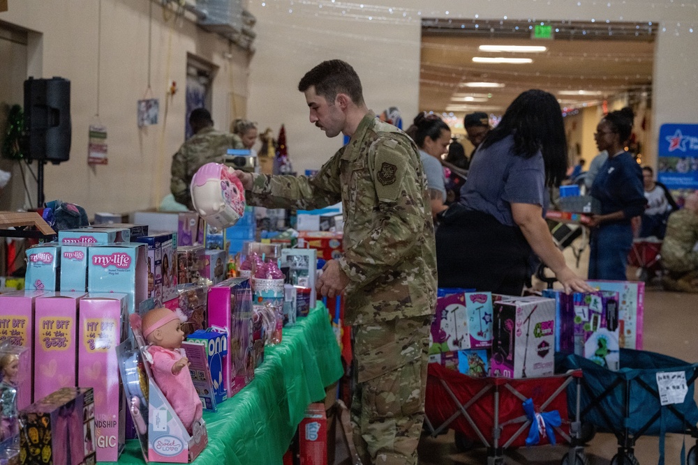 Blue Star Families spreads holiday cheer amongst MacDill &amp;#xA;