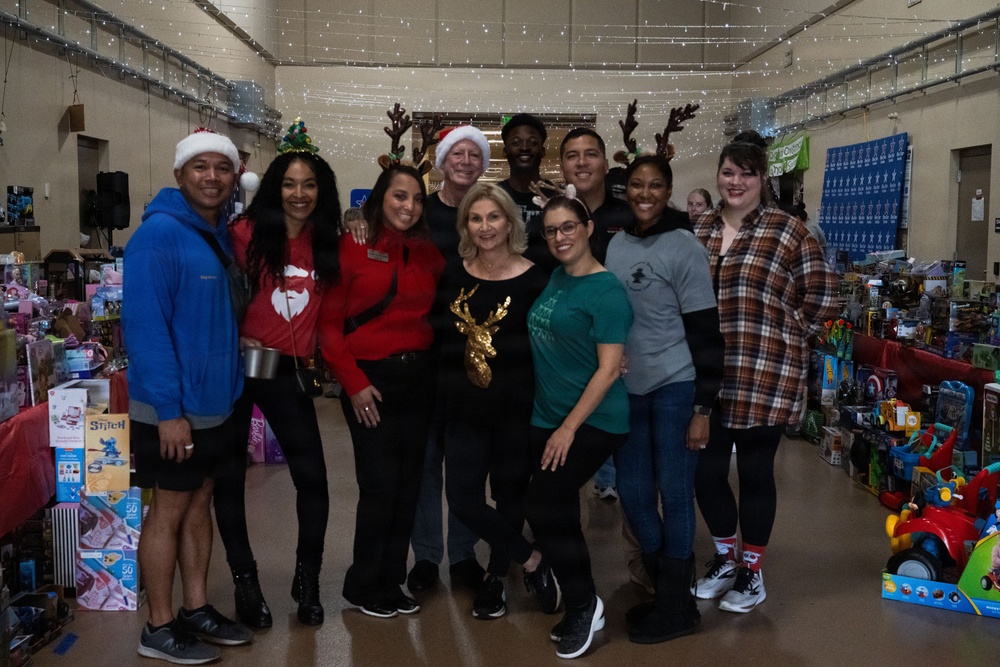 Blue Star Families spreads holiday cheer amongst MacDill &amp;#xA;