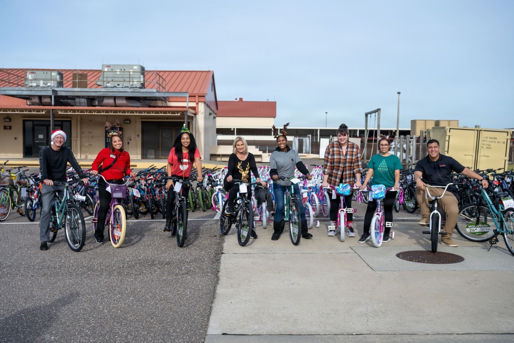 Blue Star Families spreads holiday cheer amongst MacDill &amp;#xA;
