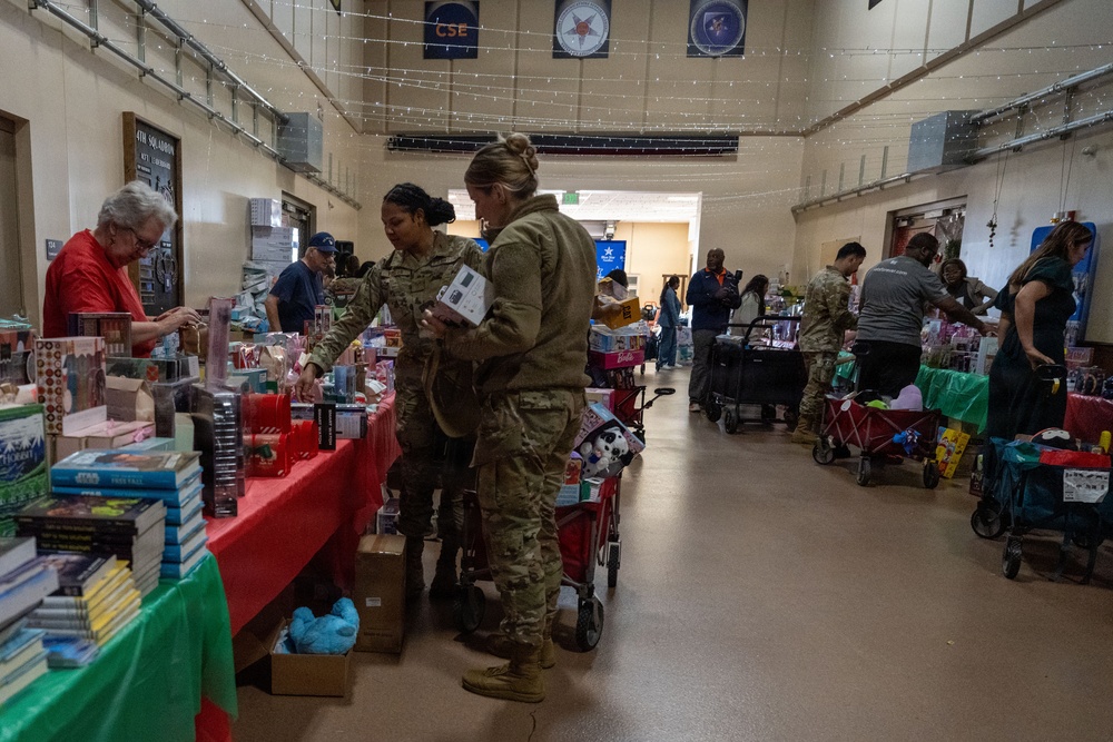 Blue Star Families spreads holiday cheer amongst MacDill &amp;#xA;
