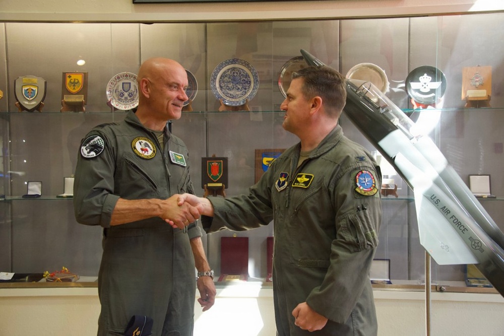 Commander of the Royal Netherlands Air and Space Force visits the 80th Flying Training Wing