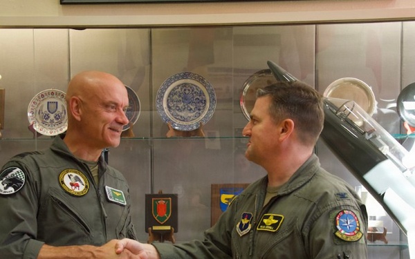 Commander of the Royal Netherlands Air and Space Force visits the 80th Flying Training Wing