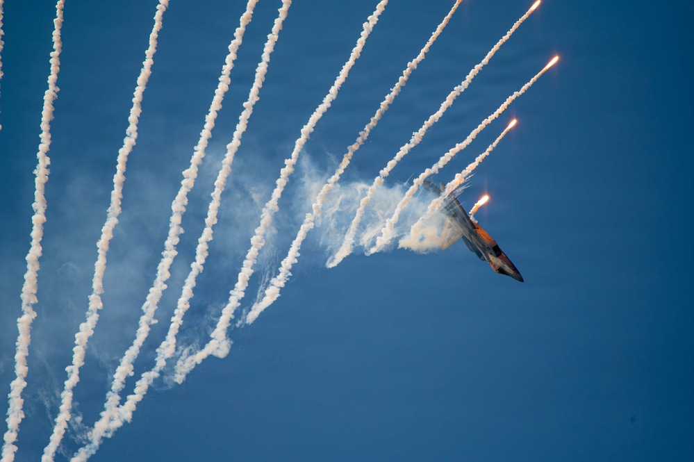 F-22 Raptor Aerial Demonstration Team performs at the Naval Air Station Oceana airshow 2025