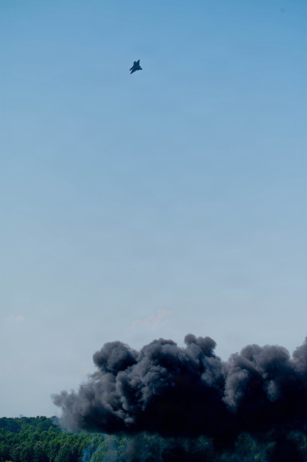 F-22 Raptor Aerial Demonstration Team performs at the Naval Air Station Oceana airshow 2025