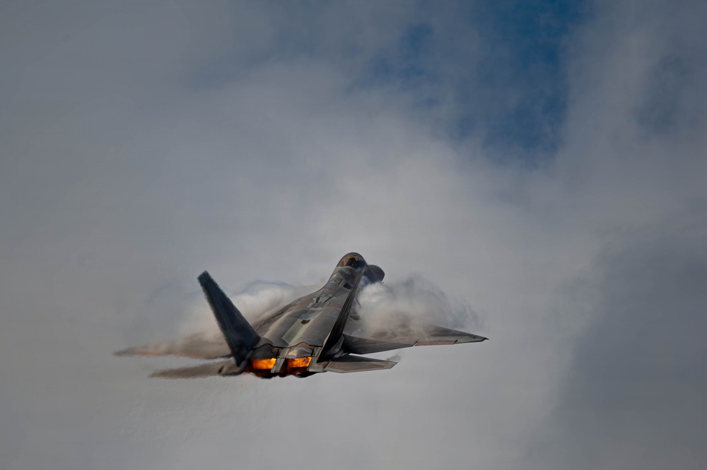 F-22 Raptor Aerial Demonstration Team performs at the Naval Air Station Oceana airshow 2025