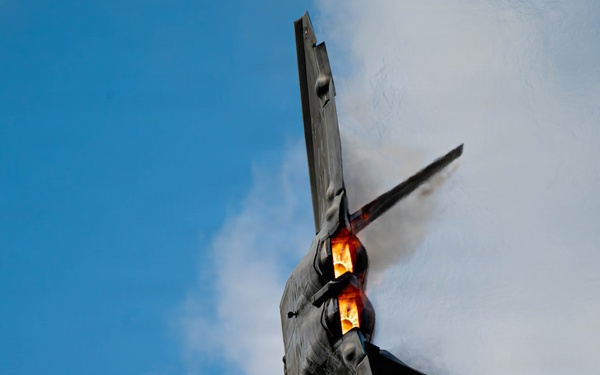 F-22 Raptor Aerial Demonstration Team performs at the Naval Air Station Oceana airshow 2025