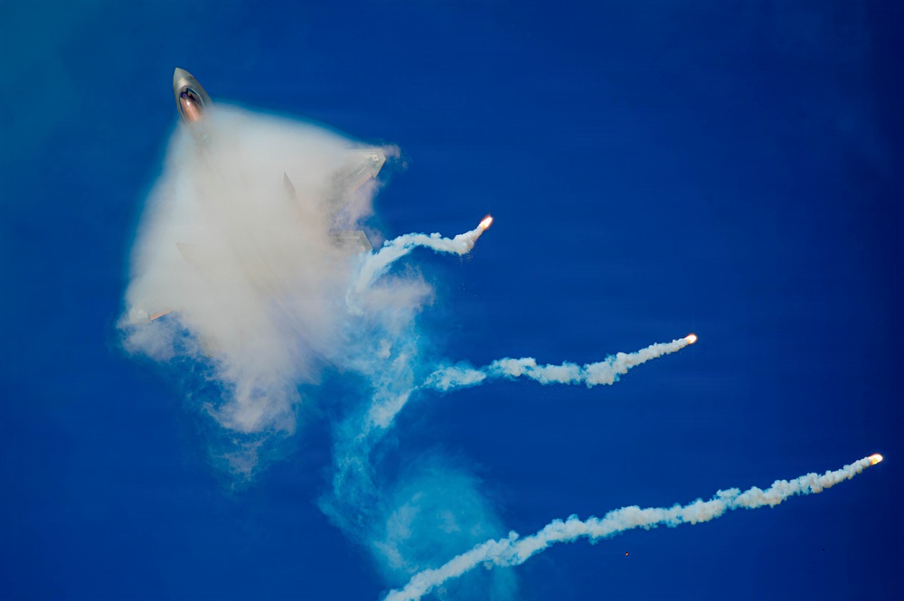 F-22 Raptor Aerial Demonstration Team performs at the Naval Air Station Oceana airshow 2025