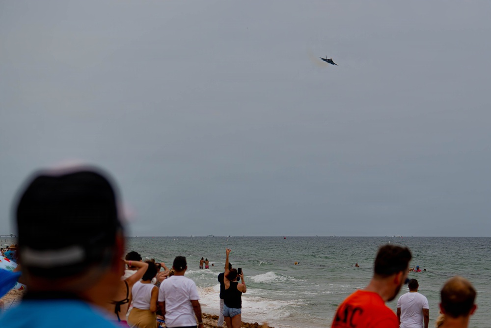 F-22 Raptor Aerial Demonstration Team performs at Air Dot Show Tour Ft. Lauderdale 2025