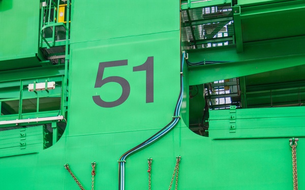 New crane 51 arrives to PSNS IMF