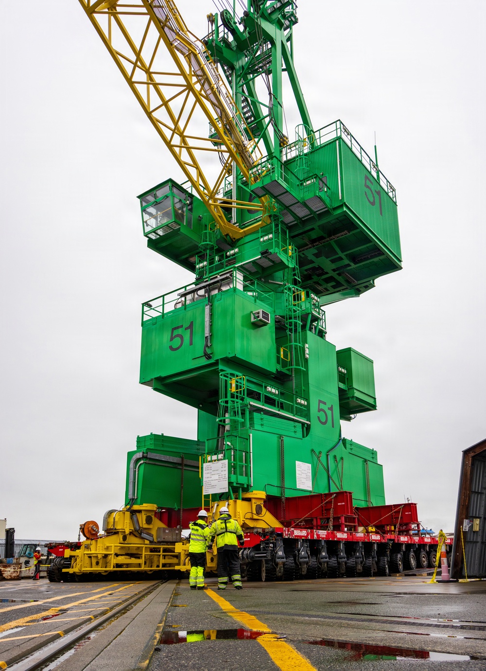 New crane 51 arrives to PSNS &amp; IMF