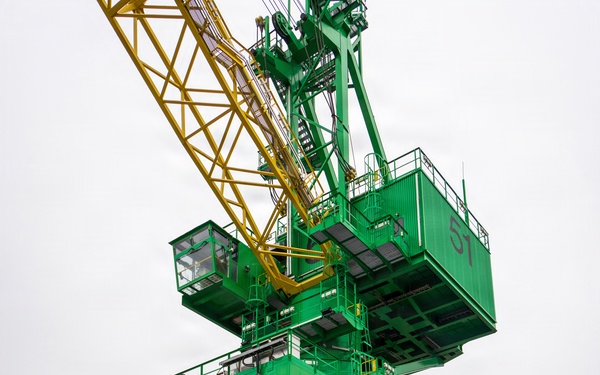 New crane 51 arrives to PSNS &amp; IMF
