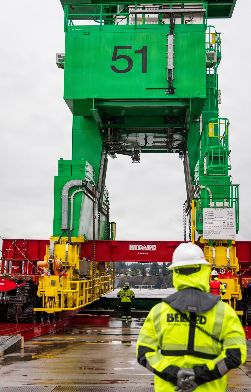 New crane 51 arrives to PSNS &amp; IMF