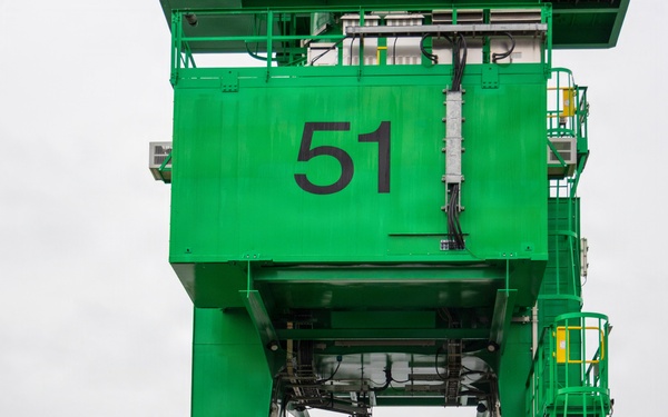 New crane 51 arrives to PSNS &amp; IMF