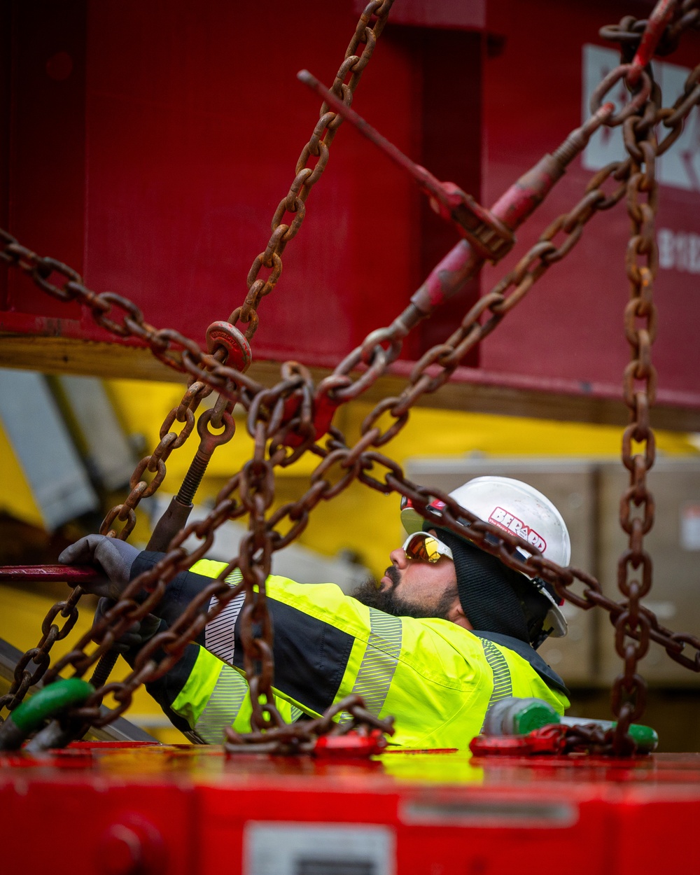 New crane 51 arrives to PSNS IMF