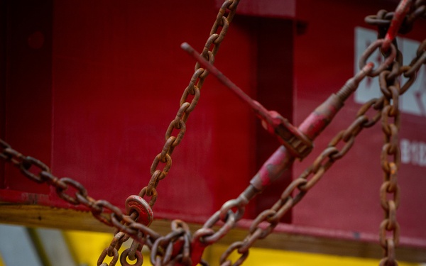 New crane 51 arrives to PSNS IMF