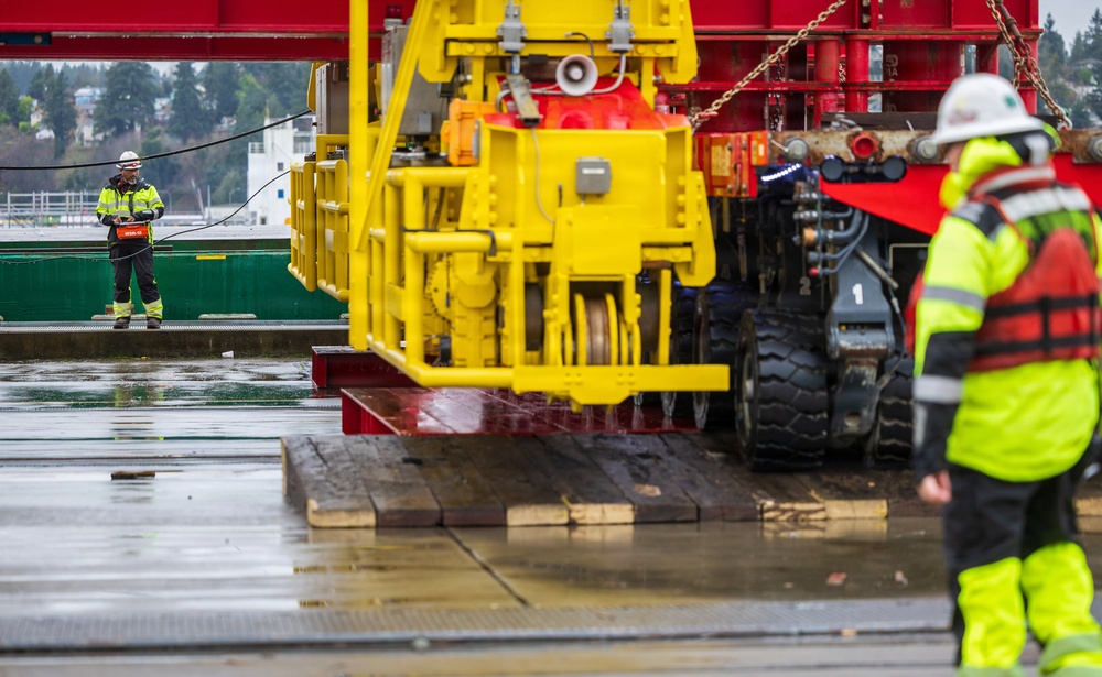 New crane 51 arrives to PSNS &amp; IMF