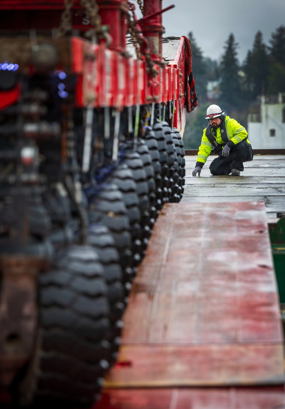 New crane 51 arrives to PSNS &amp; IMF