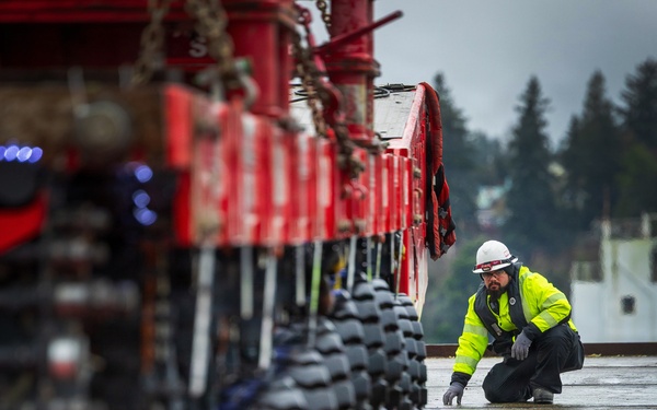 New crane 51 arrives to PSNS &amp; IMF