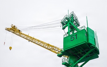New crane 51 arrives to PSNS IMF