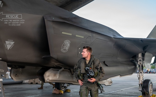 Brothers in Flight: Twin Pilots Share the Sky