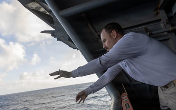 Abraham Lincoln conducts oceanography testing